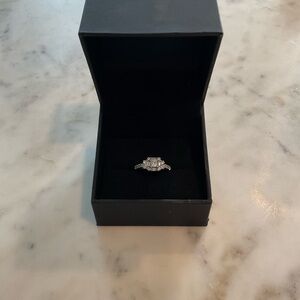 Elegant 1 carat White Gold Diamond Ring